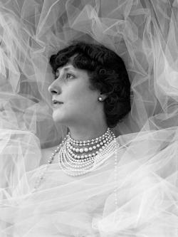 portrait d'une femme brune en buste entouré de voiles en tulle