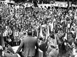 un meeting du Parti populaire français (PPF), œuvre avant tout de Joseph Doriot que l’on voit ici de dos.