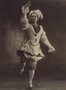 dans un costume d’Alexandre Benois, Vaslav Nijinski dans le Pavillon d'Armide