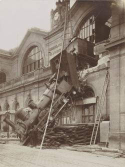 Un train traverse la verrière d'une gare à Paris